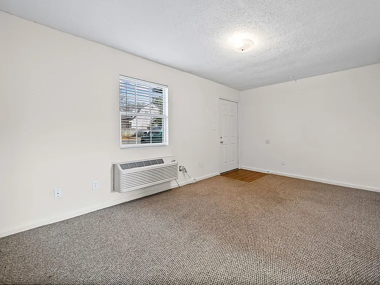 2604 Kenwood Dr — Photo 5