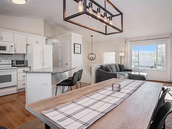 5th image of 3071 Burritt St NW