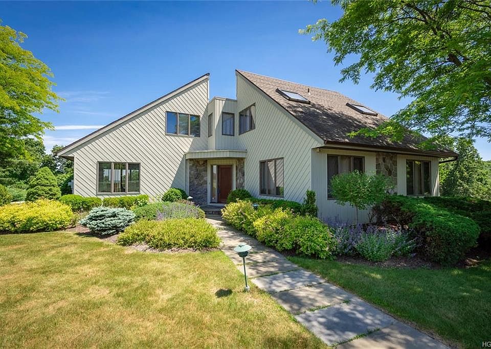 1st image of 10 Kathryn Ln