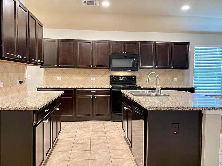 115 Leona River Trl — Photo 7