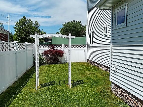 Fenced yard - side yard