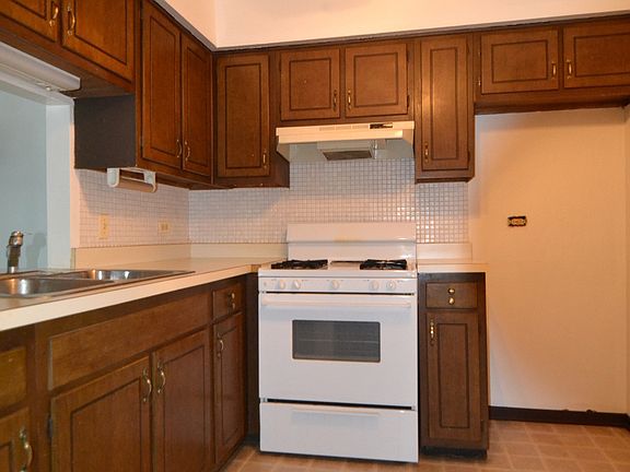 5th image of 10930 S Worth Ave Unit 6