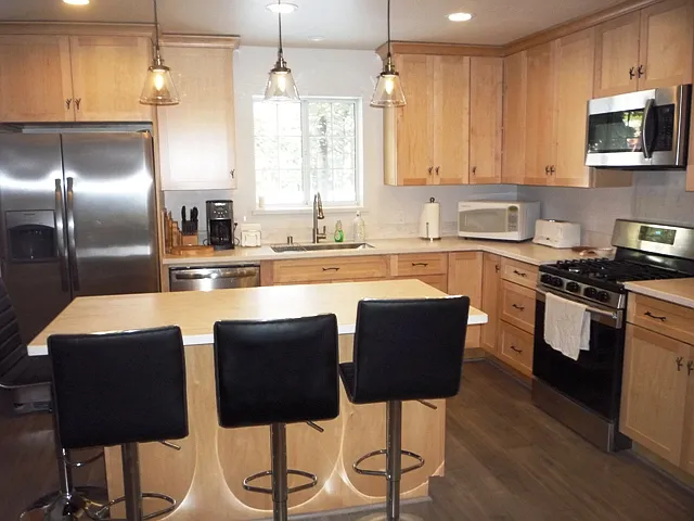 4 bed, 2373 sqft, $4,400 — Photo 4