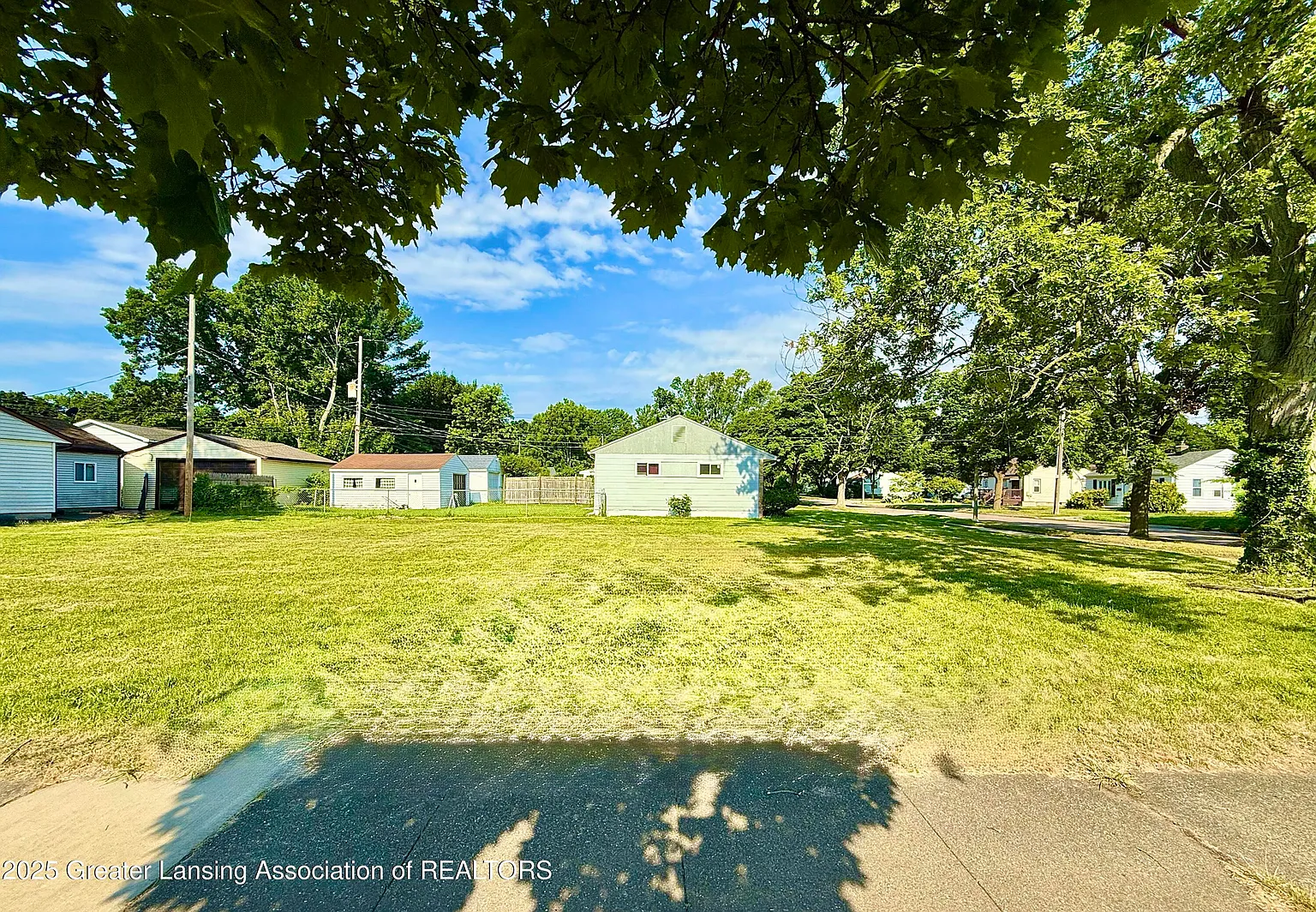 840 Maplehill Ave photo 1
