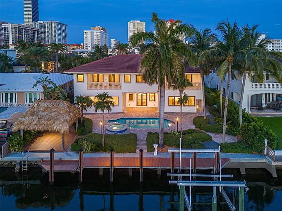 3rd image of 636 Palm Dr