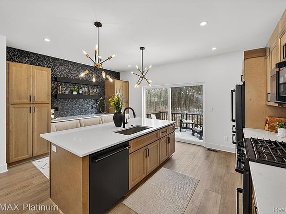 4th image of 68 Pinecroft Ln