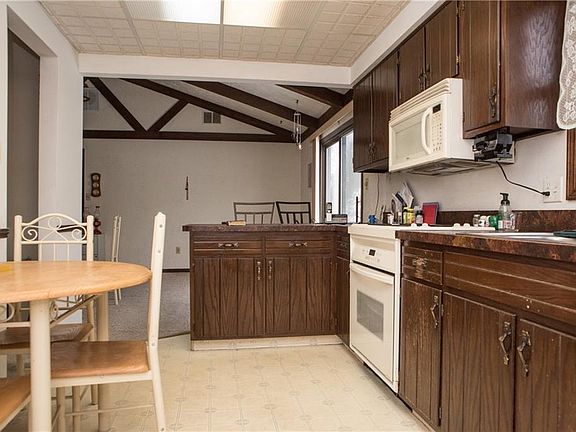 5th image of 601 N Sunset Ct