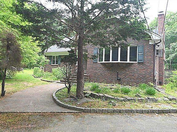 3rd image of 113 Summer St