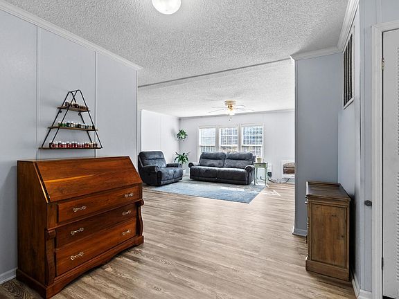 4th image of 366 Victoria Dr