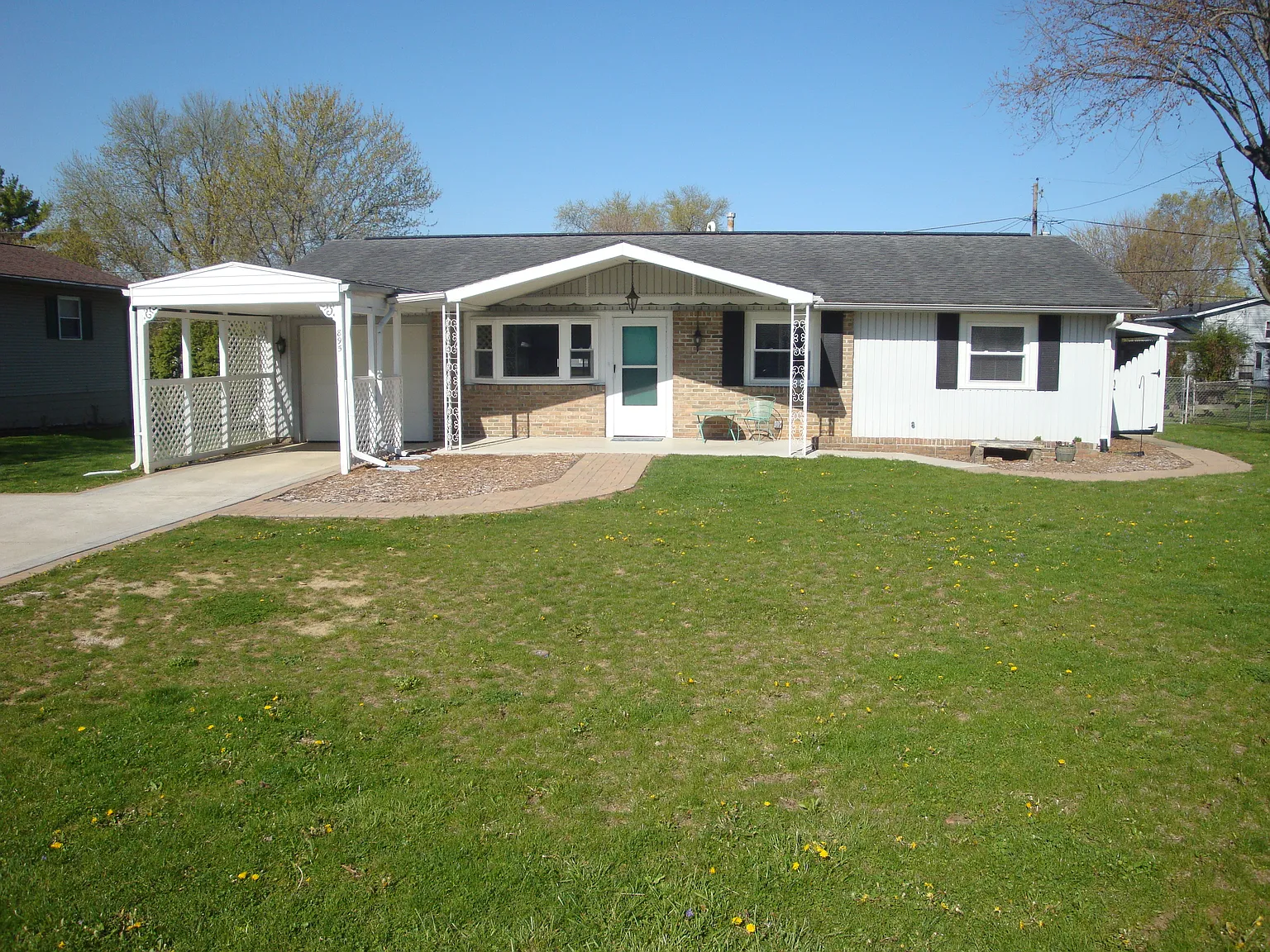 895 Wayne Dr photo 1