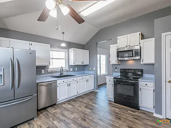 3 bed, 1249 sqft, $2,095 — Photo 2