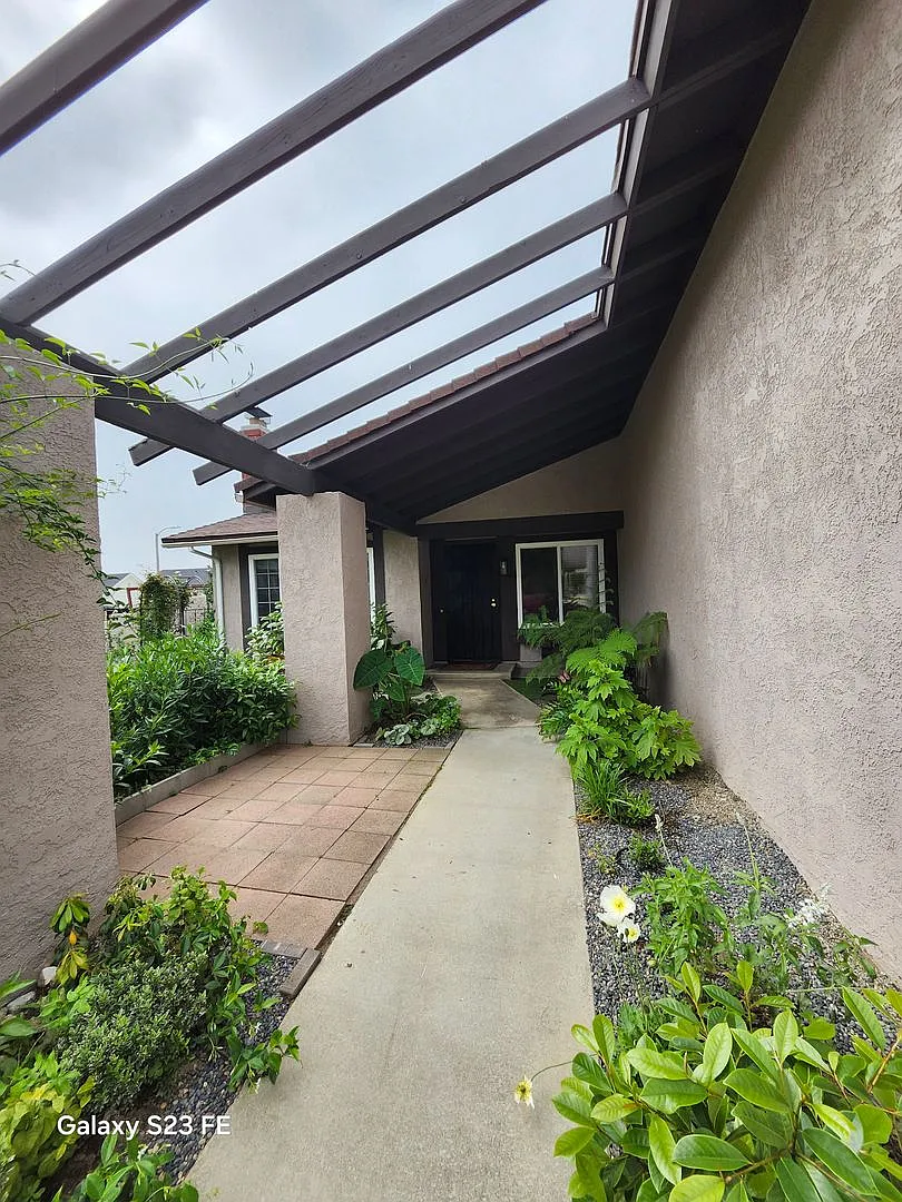 This House Is Split In A Quiet Rancho Cucamonga Neighborhood — Photo 4