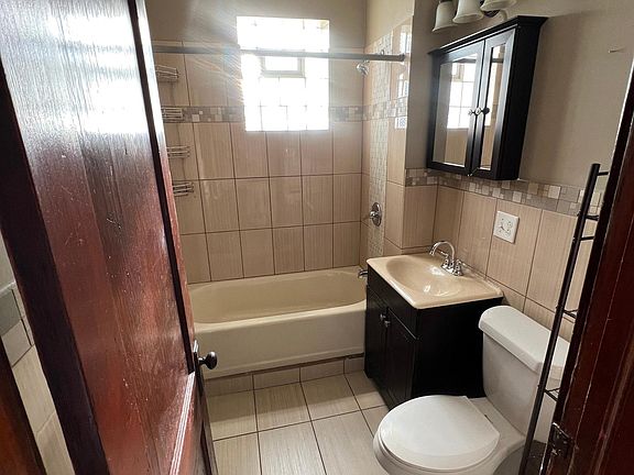 4th image of 4058 S Rockwell St