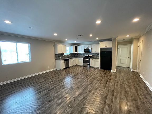 4th image of 211 1/2 S Hoover St #4
