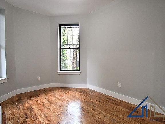 5th image of 1049 Morris Ave #1B