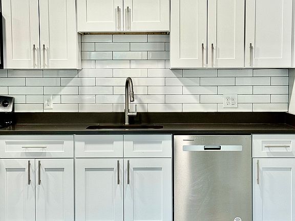 4th image of 437 Sunderland Rd #J