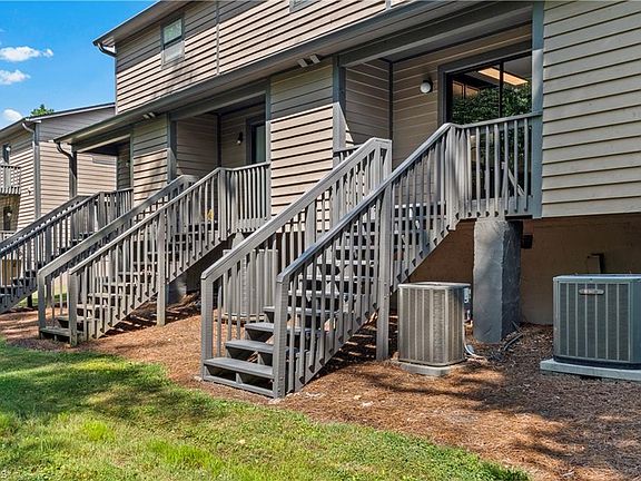 4th image of 240-240 Vista Cir #B