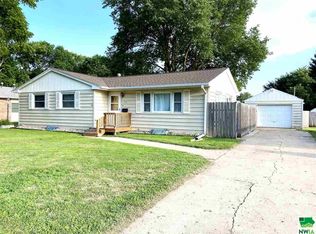 915 E Main St, Vermillion, SD 57069