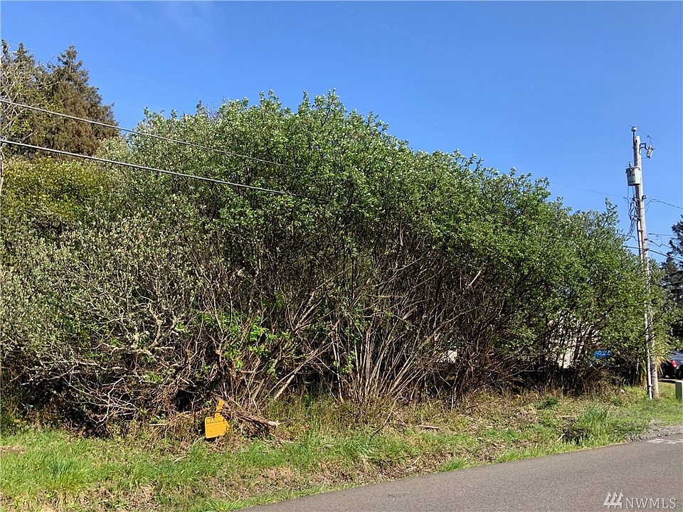 2nd image of 412 Octopus Ave NE