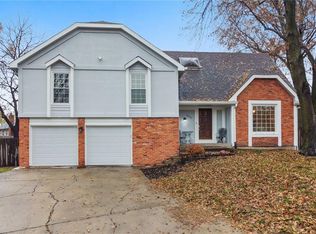 1620 E Sleepy Hollow Cir, Olathe, KS 66062