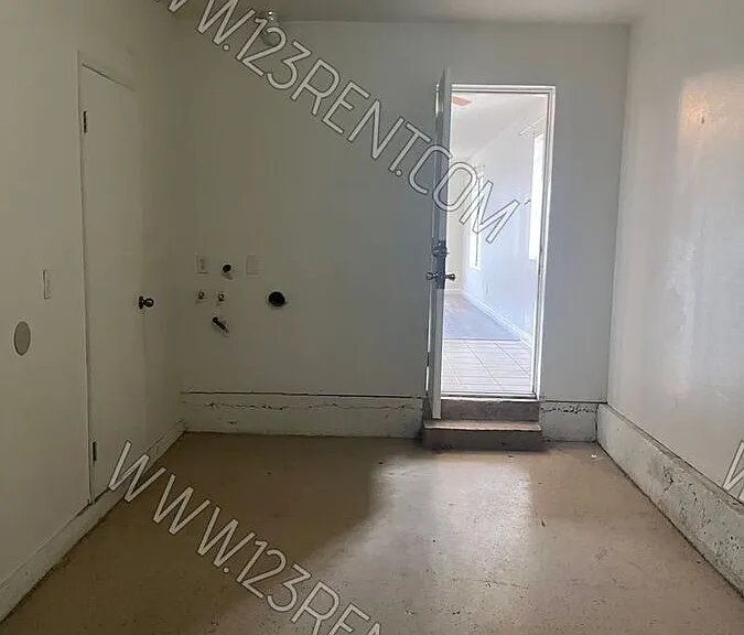 411 W Avenue J #5 — Photo 22
