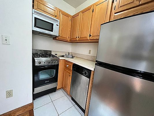4th image of 244 W 109th St #3C??
