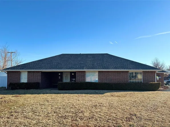 1230 Manchester Dr, Anadarko, OK 73005