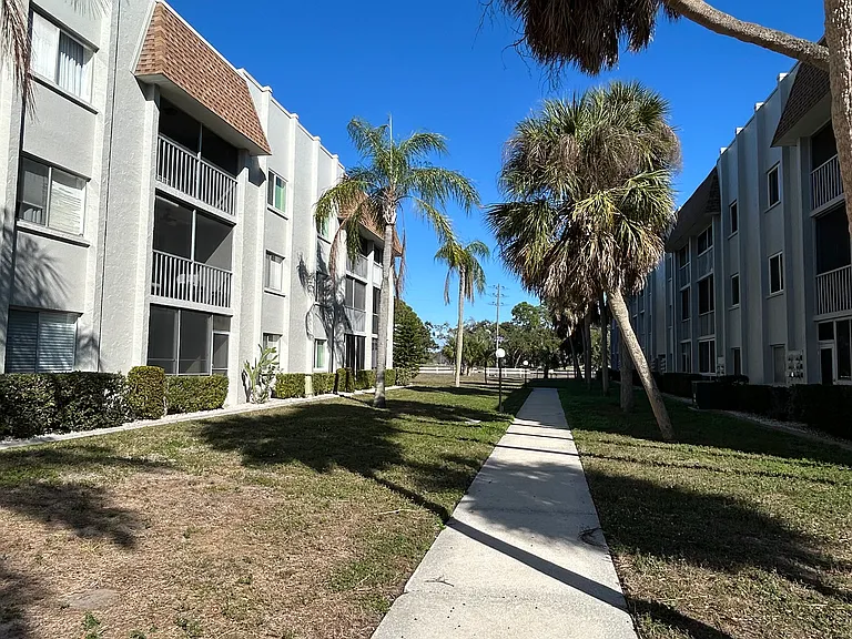 Glen Oaks is a highly walkable, dog-friendly community where neighbors often stop to chat