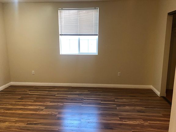 5th image of 16429 Victory Blvd #1