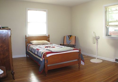 1st floor master bdrm w/hdwds & walk-in closet.