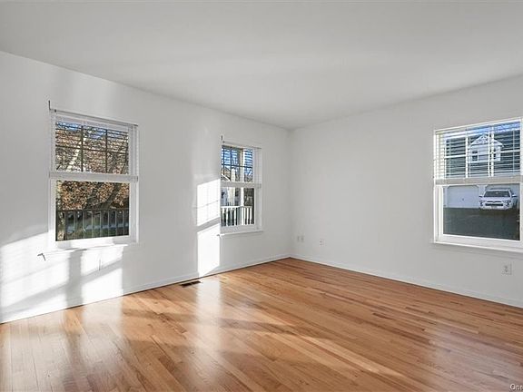5th image of 32 Mill Pond Ln