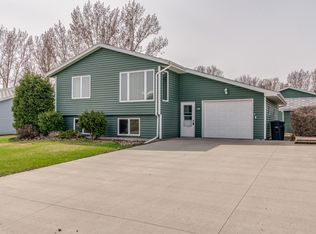 1108 Custer Dr, Washburn, ND 58577