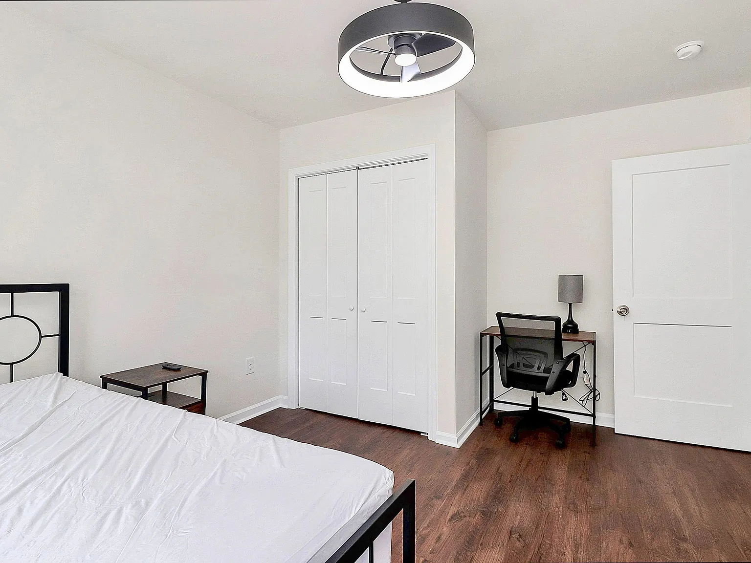 4 bed, 5.0 bath, 1900 sqft, $1,122 — Photo 2