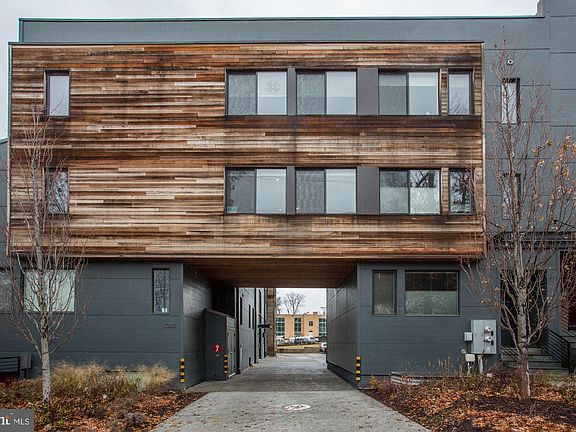 2nd image of 1032 Otis St NE Unit 202