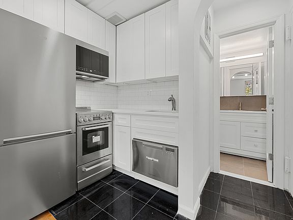 5th image of 224 Sullivan St APT A21