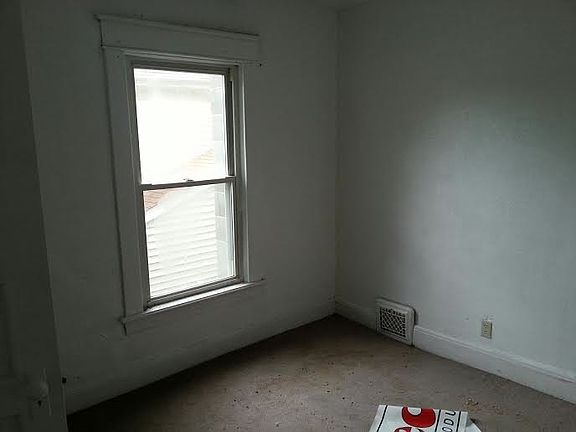 4th image of 907 Lincoln Way W