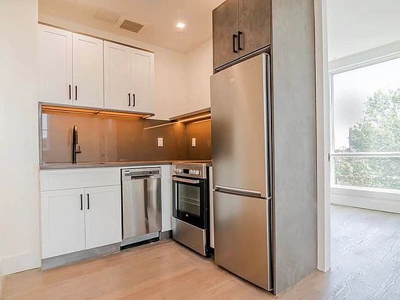 2nd image of 2909 Albemarle Rd #4R