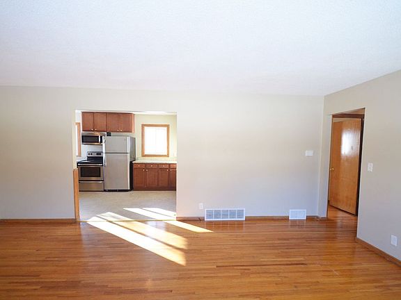 5th image of 1244 Burke Ave E