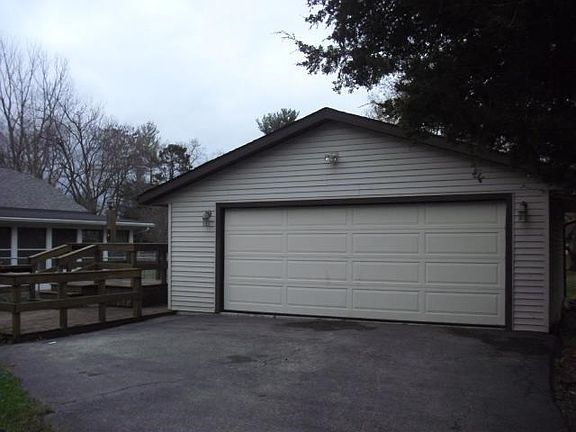 4th image of 551 Lawn Dr