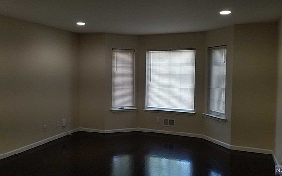 3rd image of 89 Kearny Ave Floor 1