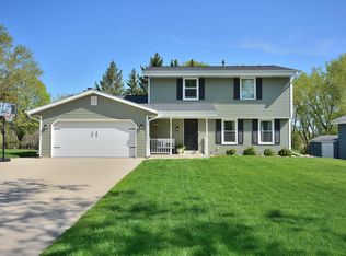 241 Parkview Ct, Pewaukee, WI 53072