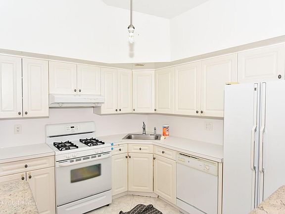 3rd image of 157 Bay 43rd St #3