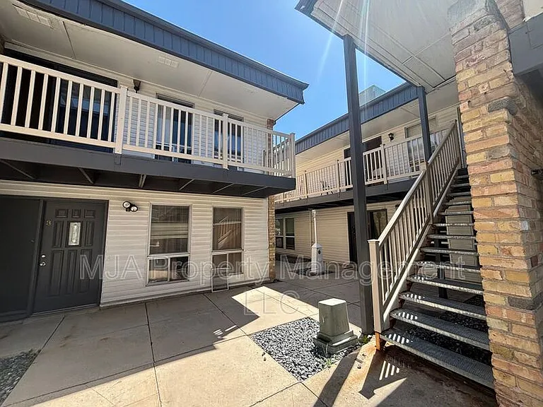 1165 Edgewood Dr #2 — Photo 25
