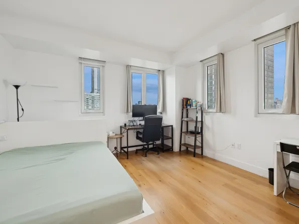 24-16 Queens Plaza South 17E image 2 of 12