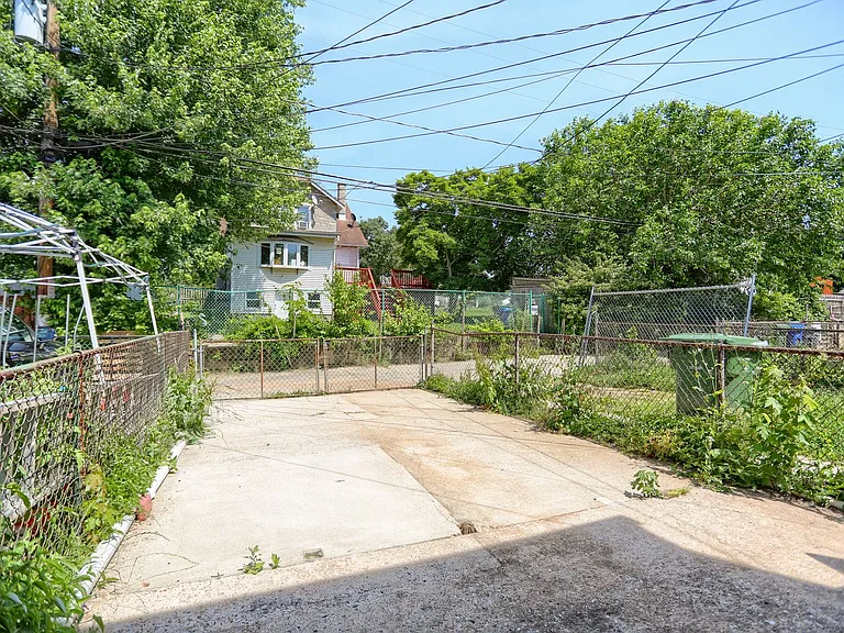 1207 Anglesea St — Photo 21