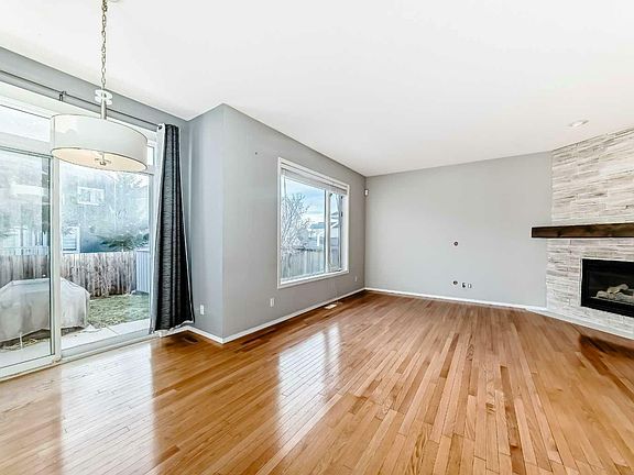 5th image of 18 Coral Reef Cres NE