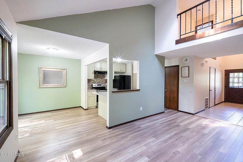 5th image of 246 Woodscape Drive