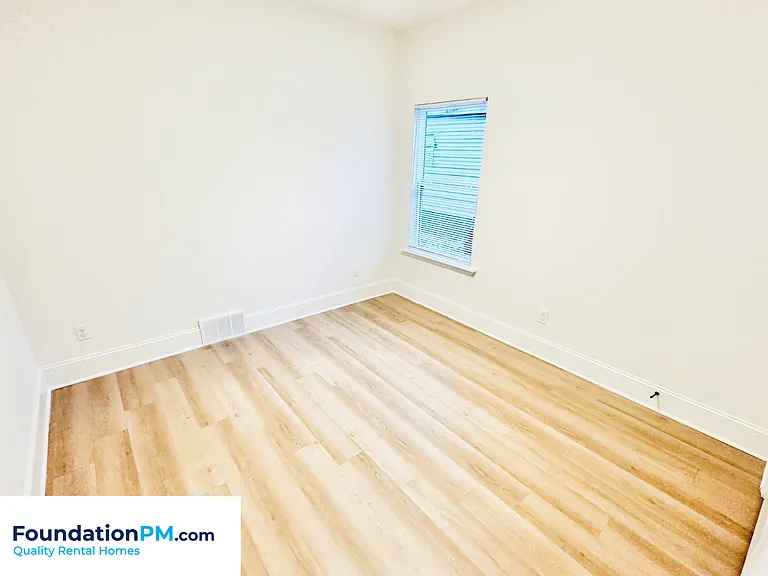 910 Dickinson St — Photo 7