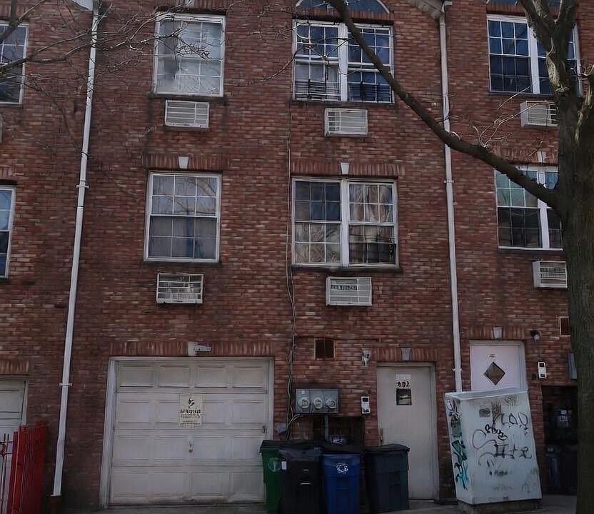1st image of 992 Jennings St