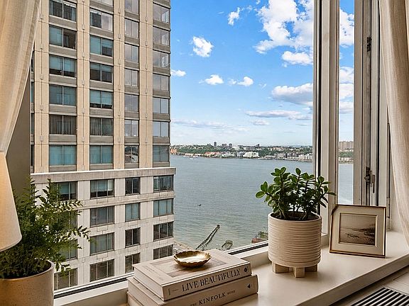 5th image of 220 Riverside Blvd APT 21E